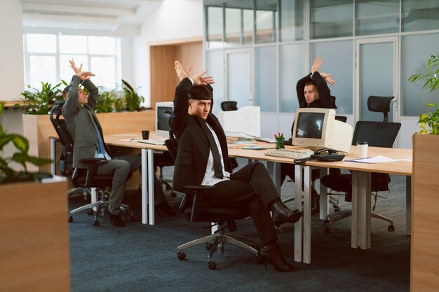 Menschen, die Voguing-Tanzbewegungen in Innenräumen machen