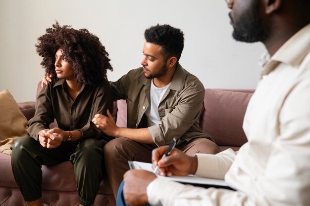 Menschen, die während einer Gruppentherapie Gefühle und Emotionen austauschen