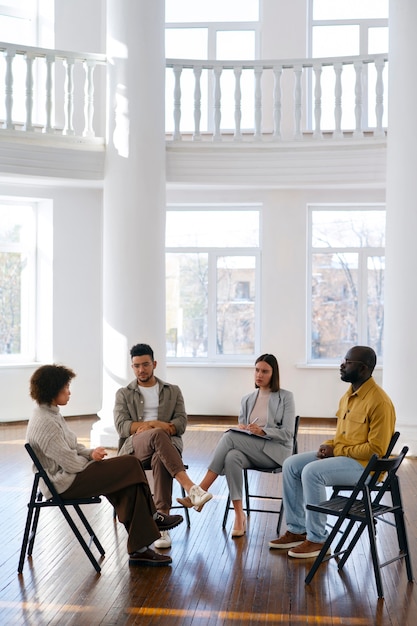 Kostenloses Foto menschen, die während einer gruppentherapie gefühle und emotionen austauschen