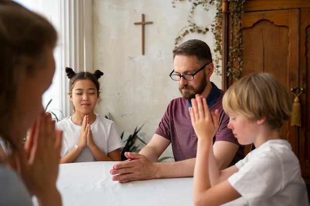 Menschen, die zusammen beten, Seitenansicht