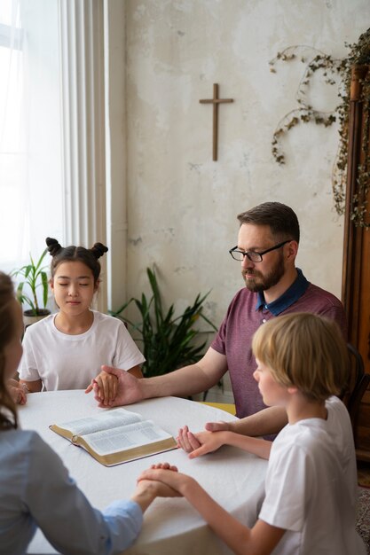 Menschen, die zusammen beten, Seitenansicht