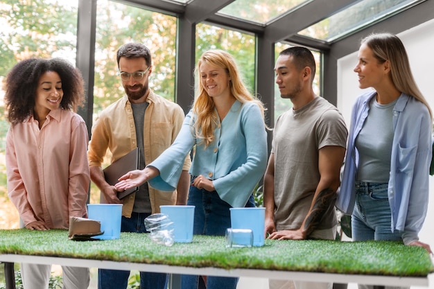 Kostenloses Foto menschen, die zusammen in einer tech-marke arbeiten