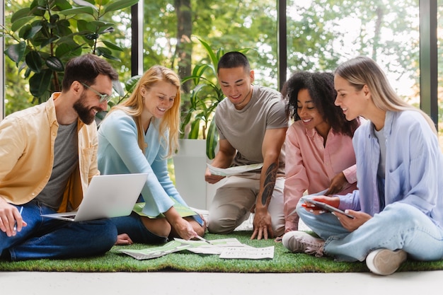 Kostenloses Foto menschen, die zusammen in einer tech-marke arbeiten