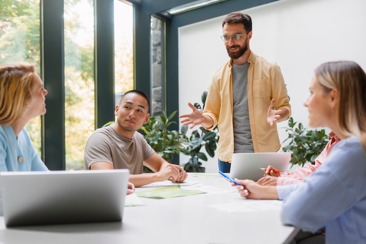 Kostenlose Foto menschen, die zusammen in einer tech-marke arbeiten