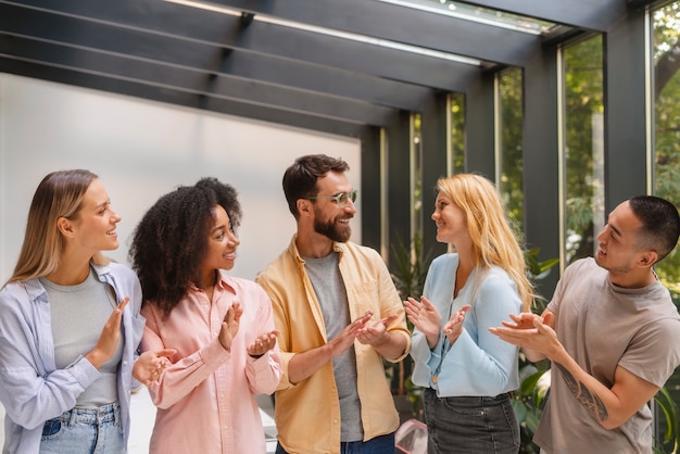 Kostenloses Foto menschen, die zusammen in einer tech-marke arbeiten