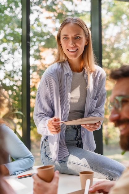 Kostenloses Foto menschen, die zusammen in einer tech-marke arbeiten