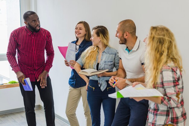 Menschen diskutieren Idee mit Interesse