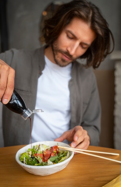 Menschen essen Lachsschüssel