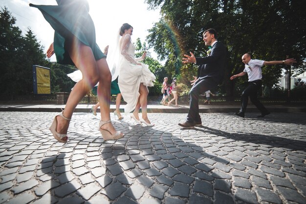 Menschen feiern Hochzeit auf der Straße