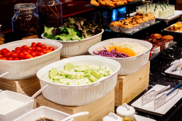 Kostenloses Foto menschen hotel köstliche fleisch tisch