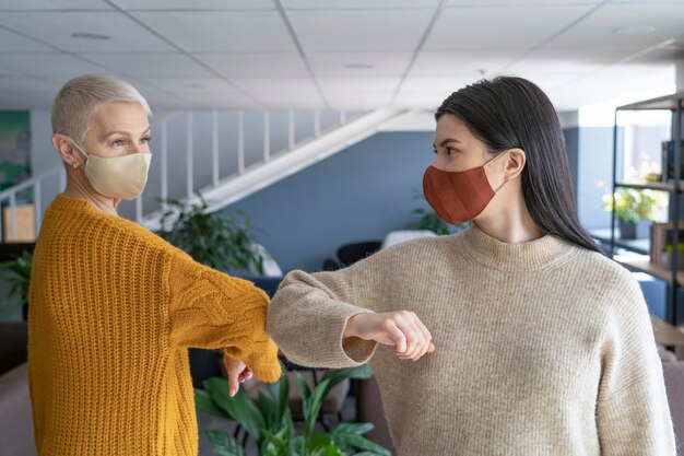 Menschen im Arbeitsbereich soziale Distanzierung