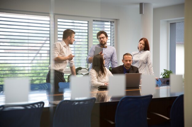 Menschen im büro arbeiten am projekt