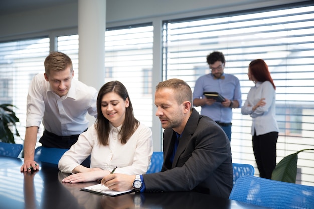 Menschen im Büro arbeiten an neuem Projekt