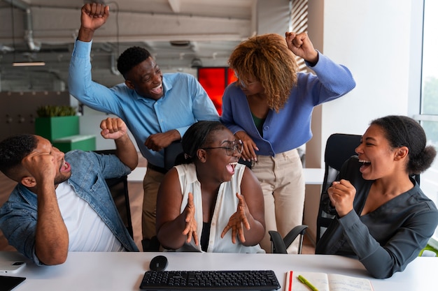 Kostenloses Foto menschen im büro während eines arbeitstages