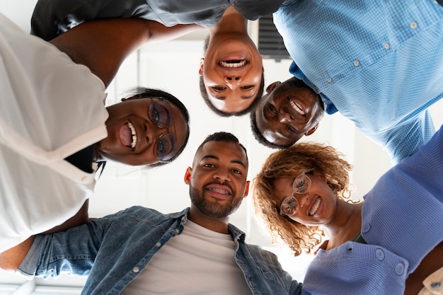 Kostenloses Foto menschen im büro während eines arbeitstages