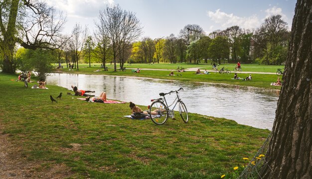 Menschen im Englischen Garten, München, trotz Coronavirus-Ausbruch