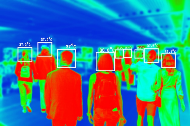 Menschen im farbenfrohen thermischen Scan mit Celsius-Grad-Temperatur