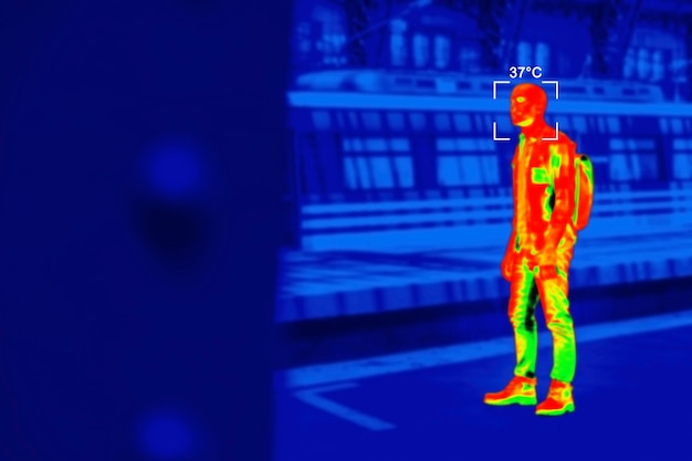 Kostenloses Foto menschen im farbenfrohen thermischen scan mit celsius-grad-temperatur