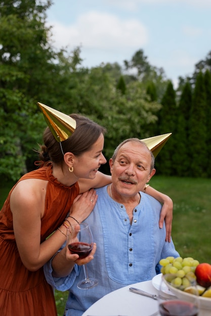 Kostenloses Foto menschen im freien im garten feiern eine senior-geburtstagsfeier