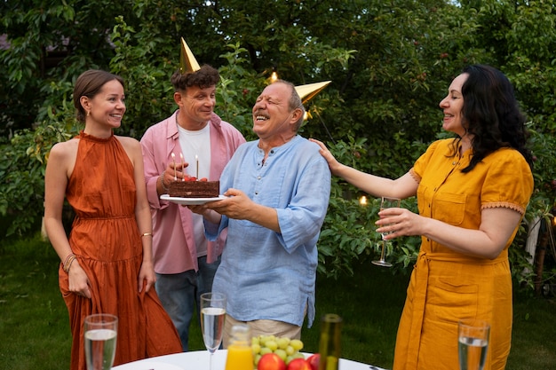 Kostenloses Foto menschen im freien im garten feiern eine senior-geburtstagsfeier