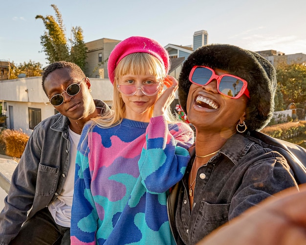 Menschen im Freien mit Sonnenbrille mittlerer Schuss