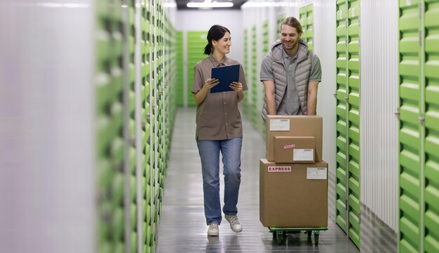 Menschen im Logistikzentrum Vollschuss