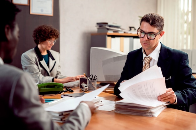 Menschen im Vintage-Stil, die in einem Büro mit Computern arbeiten