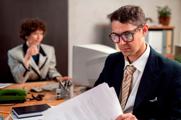 Menschen im Vintage-Stil, die in einem Büro mit Computern arbeiten