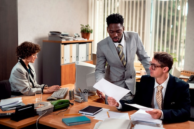 Menschen im Vintage-Stil, die in einem Büro mit Computern arbeiten