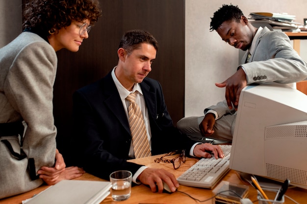 Menschen im Vintage-Stil, die in einem Büro mit Computern arbeiten