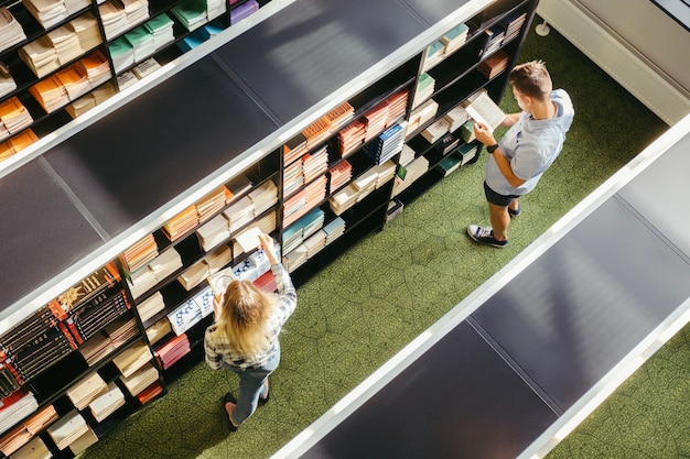 Kostenloses Foto menschen in der college-bibliothek