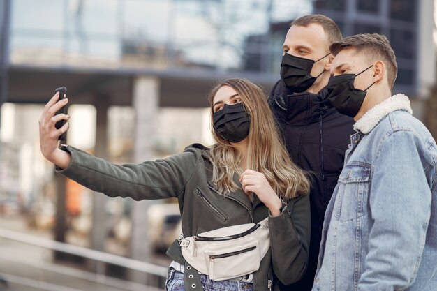Menschen in Masken stehen auf der Straße