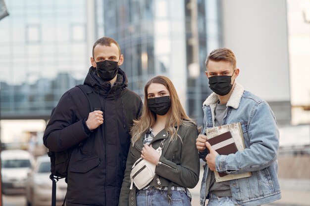 Menschen in Masken stehen auf der Straße