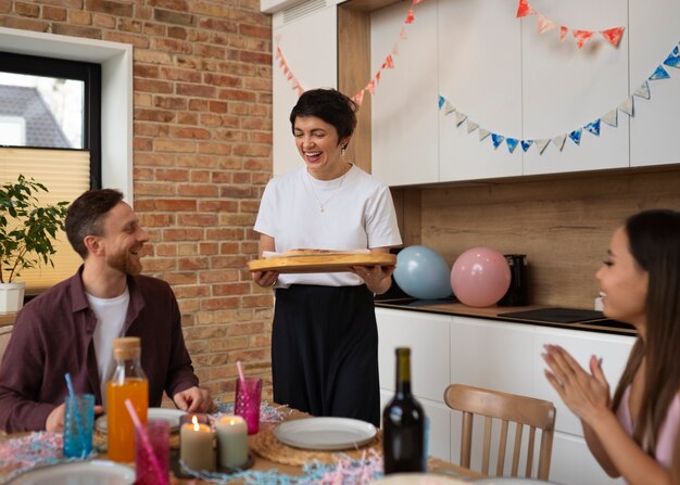 Menschen in mittlerer Aufnahme, die das Geschlecht feiern, enthüllen