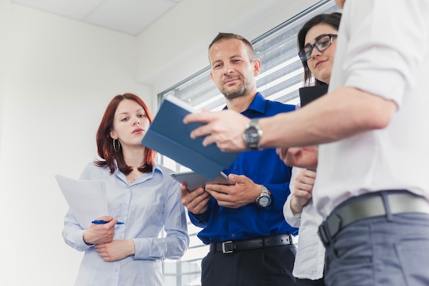 Kostenloses Foto menschen in modernen büro zusammenarbeiten