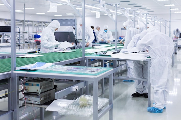 Menschen in weißen Isolationskostümen arbeiten im Labor
