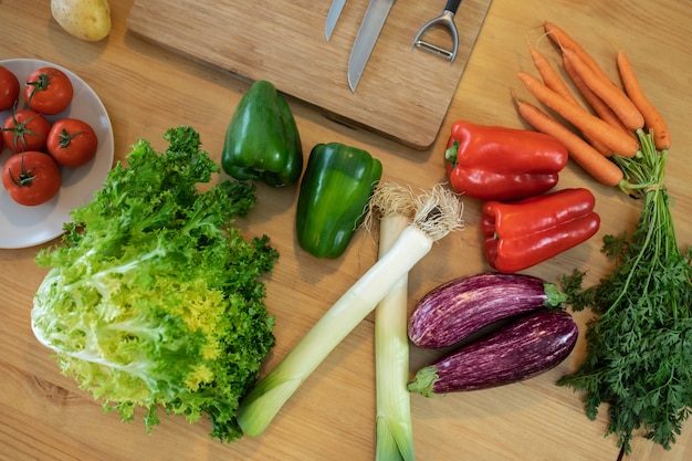 Menschen kochen und genießen Essen