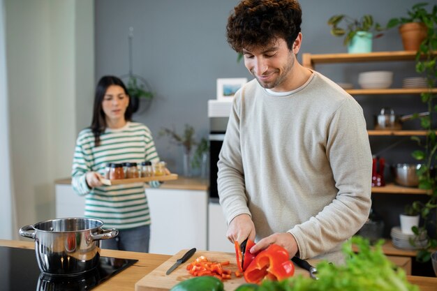 Menschen kochen und genießen Essen