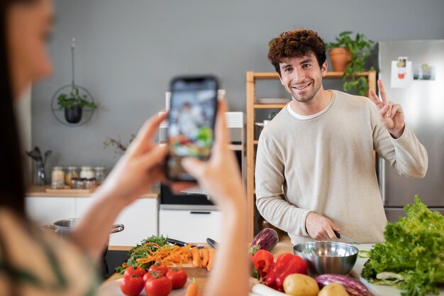 Menschen kochen und genießen Essen