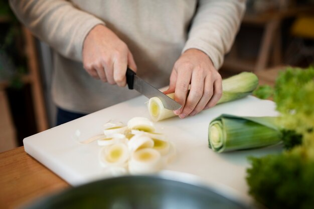 Menschen kochen und genießen Essen