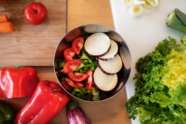 Menschen kochen und genießen Essen