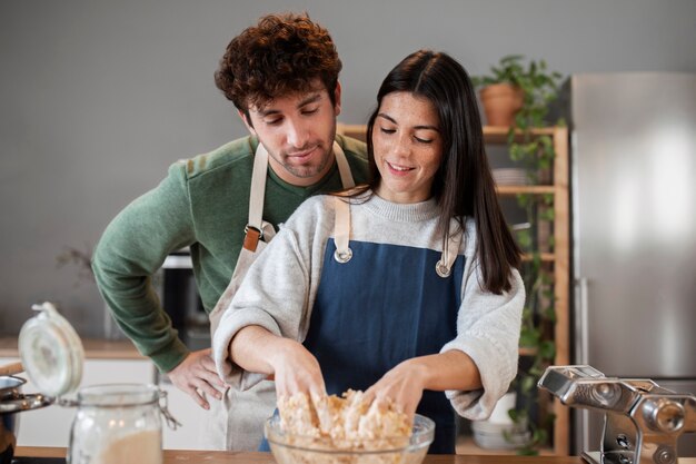 Menschen kochen und genießen Essen