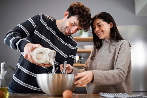 Kostenloses Foto menschen kochen und genießen essen