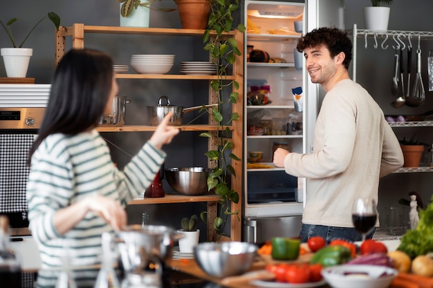 Menschen kochen und genießen Essen