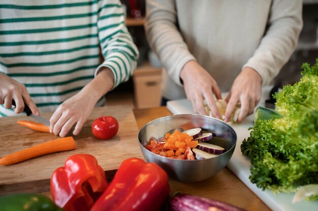 Menschen kochen und genießen Essen