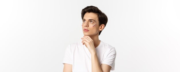 Menschen lgbtq Community und Lifestyle-Konzept schöner androgyner Mann mit Glitzer im Gesicht