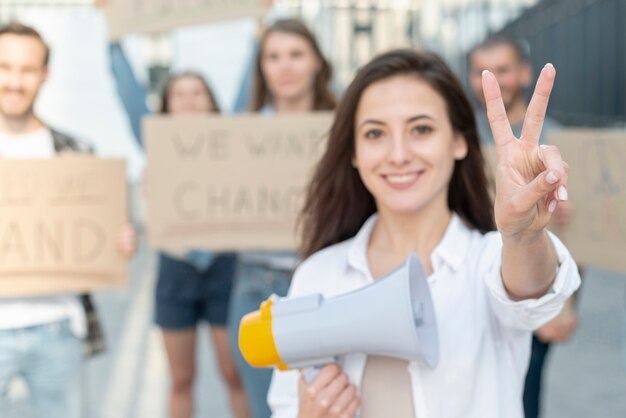 Menschen marschieren bei Demonstrationen zusammen