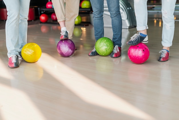 Kostenloses Foto menschen mit bunten bowlingkugeln