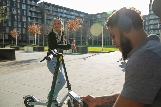 Menschen mit Elektrorollern mittlerer Schuss