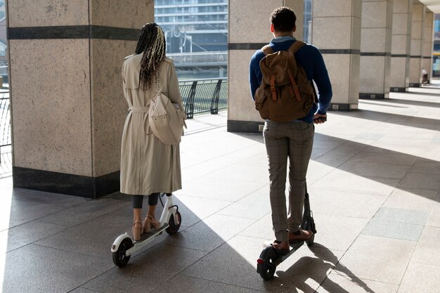 Kostenloses Foto menschen mit elektrotransporter vollschuss